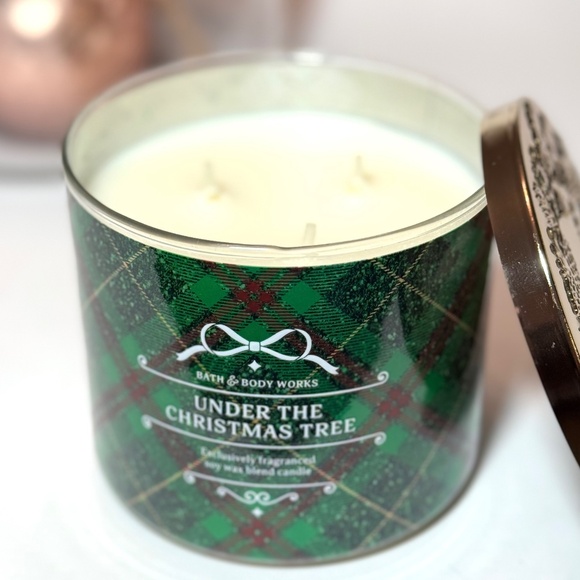 UNDER THE CHRISTMAS TREE 3 Wick Candle - Picture 2 of 3